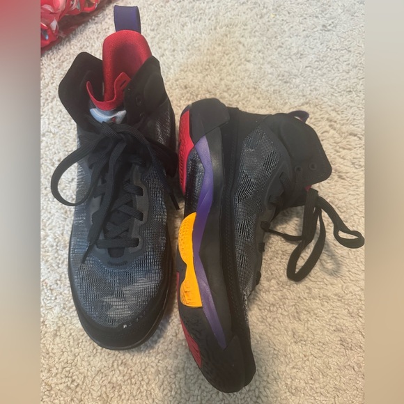 Air Jordan’s - XXXVII- 7Y - Picture 3 of 8